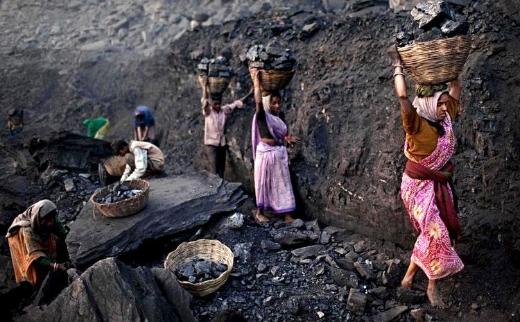 Udvinding. Der bygges fortsat nye kulværker i store lande som Indien, hvor der her hentes kul i en af de mange uorganiserede miner. Men den klare globale tendens er, at forbruget af kul bliver mindre. 