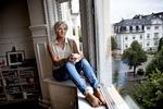 byliv. Fra vinduet i lejligheden på Frederiksberg kan Merete Dyhr og hendes mand i sommermånederne nyde fyrværkeriet i Tivoli. De er vilde med at være blevet københavnere efter at have solgt villaen i Roskilde. De er nogle af de mange midaldrende og ældre over 50 år, der i disse år skifter provinsbyen eller forstaden ud med storbyen. 