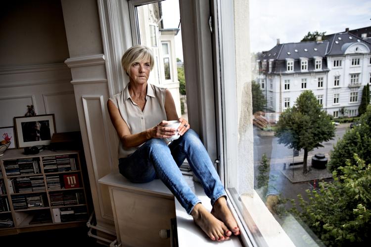 byliv. Fra vinduet i lejligheden på Frederiksberg kan Merete Dyhr og hendes mand i sommermånederne nyde fyrværkeriet i Tivoli. De er vilde med at være blevet københavnere efter at have solgt villaen i Roskilde. De er nogle af de mange midaldrende og ældre over 50 år, der i disse år skifter provinsbyen eller forstaden ud med storbyen. 