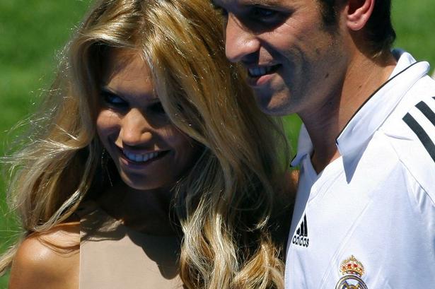 Rafael van der Vaart har i sit hjemland stor kendis-status, blandt andet fordi han i en årrække var gift med fotomodellen Sylvie Meis. De to blev ofte sammenlignet med David og Victoria Beckham men forholdet sluttede brat, da det kom frem, at hun havde haft en affære. Her ses parret, da Rafael van der Vaart skiftede til Madrid. 