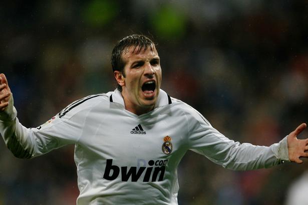 Efter sin succes hos HSV i Tyskland blev Rafael van der Vart købt af den spanske storklub Real Madrid. Selv om det blev til en del spilletid, blev han aldrig den helt store succes og efter to år drog han videre til London og Tottenham. 