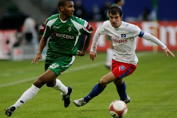 Rafael van der Vaart skiftede i 2005 til Hamburger SV, hvor han spillede med stor succes frem til 2008. Han scorede et hav af mål og henrykkede klubbens fans med mange målgivende afleveringer. 