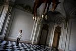 kunstrum. Castello di Rivoli, en gammel borg uden for Torino, er kæmpestor. Hver kunstner har sit eget rum, så de ikke skal kæmpe med hinanden. Her er en udstoppet hest af Maurizio Cattelan. 
