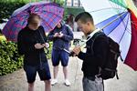 STEMNING. I bibliotekshaven er stemningen upåklagelig - også selv om det begynder at trække op til regn. Almindeligvis ville de fleste hurtigt traske indendøre. Men ikke her. I stedet tager de mange Pokémon-jægere regntøjet på og slår paraplyerne op. 