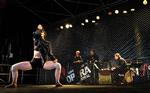 Klemt. Sangerne Nana Bugge Rasmussen (billedet) og Jacob Bloch Jespersen gjorde god figur. Men dansere fra Now-id og Figura Ensemble havde for lidt plads på operafestivalens scene ved Torvehallerne. Foto: Mathias Løvgreen Bojesen 