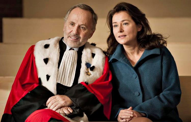 Finjusteret. Fabrice Luchini og danske Sidse Babett Knudsen spiller med afdæmpet præcision i det franske retssalsdrama. Foto: Miracle Film 