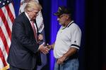 Medalje. Donald Trump modtager en kopi af en Purple Heart-medalje fra en taknemmelig krigsveteran. Foto: Evan Vucci/AP 