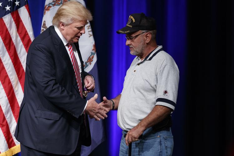 Medalje. Donald Trump modtager en kopi af en Purple Heart-medalje fra en taknemmelig krigsveteran. Foto: Evan Vucci/AP 