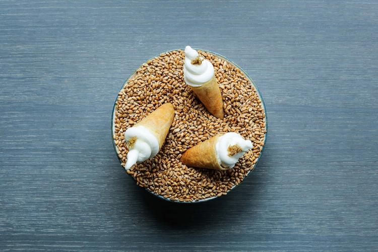 VAFFEL. Kræmmerhus af Surdejsbrød fyldt med ristet byg-is og hasselnødder fra Restaurant 108 på Christianshavn. 