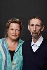 Forfatterduo. Lotte og Søren Hammer har taget en pause fra deres krimiserie og har skrevet en ny roman om besættelse, ungdom og mobning. 