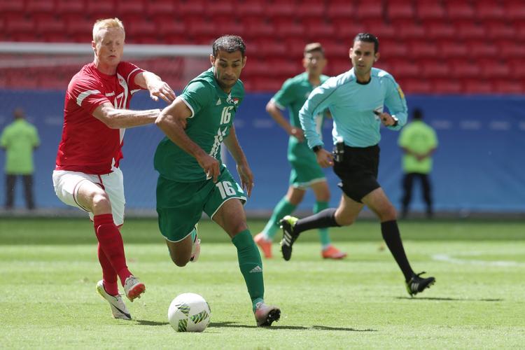 bliv. Danmarks Jens Jønsson forsøger med ulovlige metoder at stoppe en af irakerne, der overordnet set var både hurtigere og bedre med bolden end danskerne. 