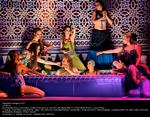 Hamam. Blomsterpiger fra Klingsors harem forkæler Parsifal med et sanseligt tyrkisk bad. Som Parsifal ses tenoren Klaus Florian Vogt. 
