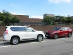 RIVALER. Billedet lyver ikke: Toyota Land Cruiser (den hvide) er langt mere bombastisk end Jaguar F-Pace. 