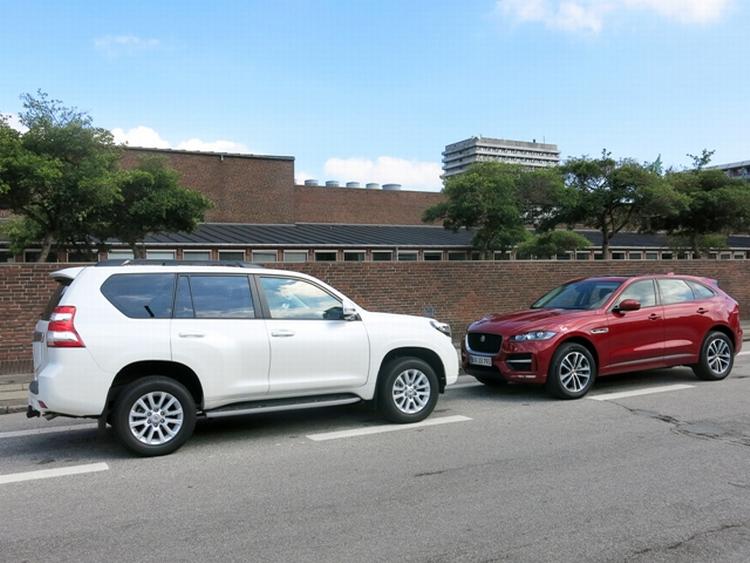 RIVALER. Billedet lyver ikke: Toyota Land Cruiser (den hvide) er langt mere bombastisk end Jaguar F-Pace. 