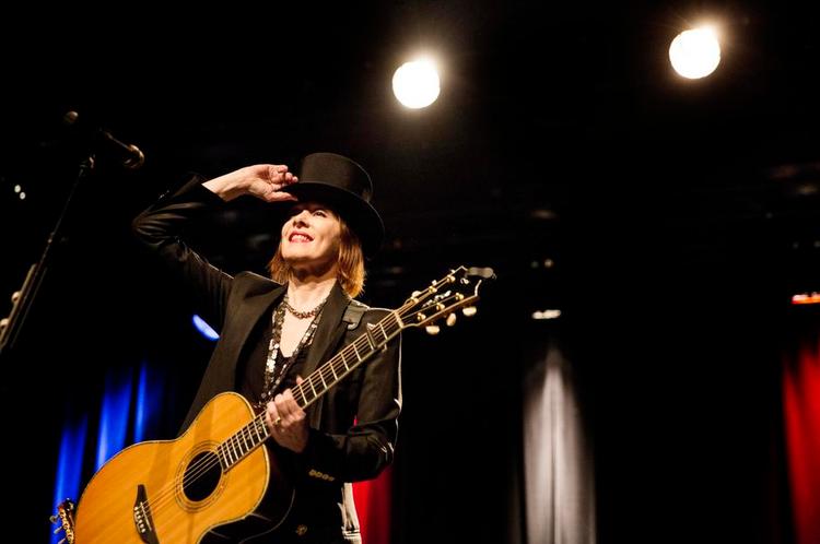 Dietrich. Via sangen 'Marlene on the Wall' hilste Suzanne Vega på Marlene Dietrich, publikum og sin egen ungdoms kæresterier. 