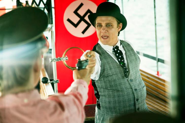 Duel. Over for pistolen må Storm P. (Pelle Nordhøj Kann) finde sin egen tegnervej: samarbejdspolitikkens smutvej eller en kreativ udvej?