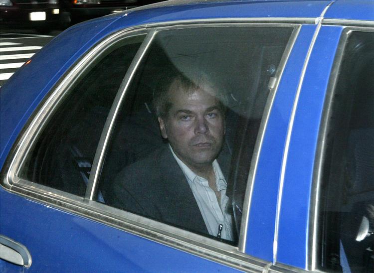 Attentatmanden John Hinckley Jr. ankommer til en retssag i 2003. 