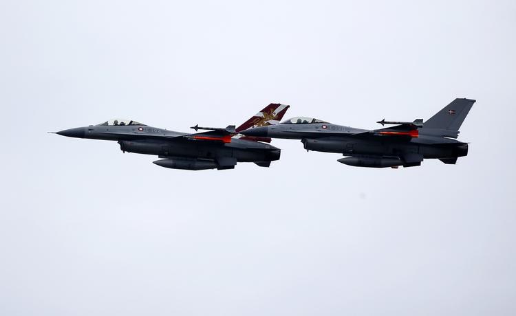Krig. Danske F-16 fly har kastet de første bomber mod Islamisk Stat i Syrien. 