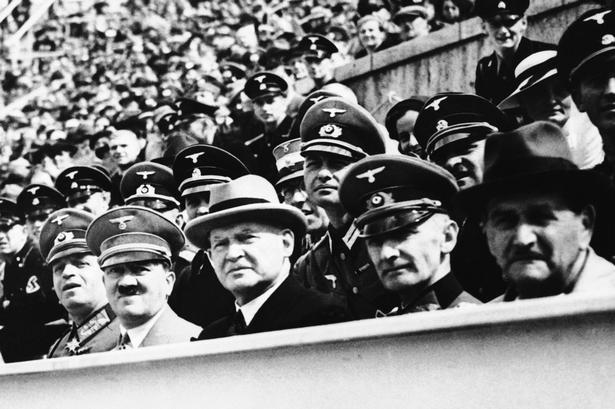 Fornøjet. Adolf Hitler fulgte de forskellige discipliner med stor fornøjelse. Her er han til svømning med lægen Theodor Lewald, som var præsident for Tysklands olympiske komité 