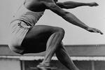 Hop. Jesse Owens var ikke kun hurtig, men deltog også i springkonkurrencer. Billedet er fra legenes sidste dag 