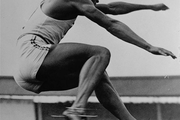 Hop. Jesse Owens var ikke kun hurtig, men deltog også i springkonkurrencer. Billedet er fra legenes sidste dag 