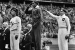 Sejr. Amerikaneren Jesse Owens vandt guld over tyskerne i bl.a. 100- og 200-meter løb. Han var den første atlet i historien til at vinde 4 guldmedaljer ved et OL. 