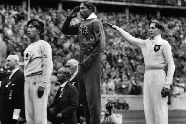 Sejr. Amerikaneren Jesse Owens vandt guld over tyskerne i bl.a. 100- og 200-meter løb. Han var den første atlet i historien til at vinde 4 guldmedaljer ved et OL. 