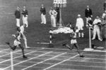 Løb. Dette billede er fra 200-meter løbet, hvor Jesse Owens sikrede sig sin tredje guldmedalje. Han slog landsmanden Mack Robinson og hollænderen, Tinus Osendarp. 
