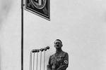 Propaganda. Adolf Hitler taler til de mange fremmødte på Det Olympiske Stadion i Berlin. 