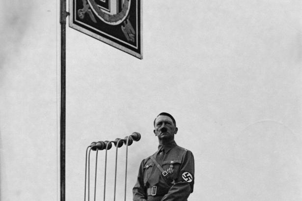 Propaganda. Adolf Hitler taler til de mange fremmødte på Det Olympiske Stadion i Berlin. 