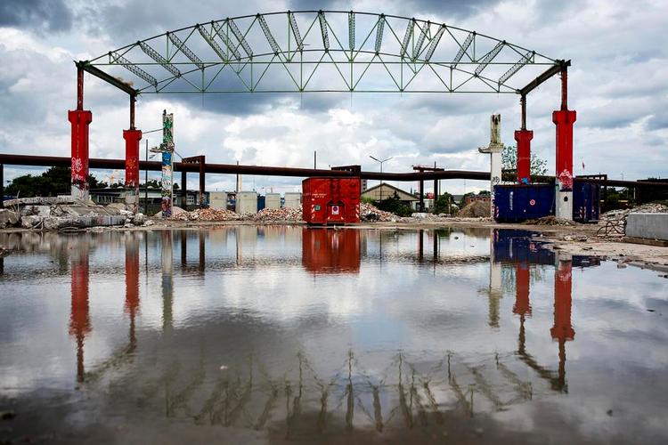 samlingspunkt. Teater, dans, loppemarkeder og koncerter i de gamle pladehaller skulle binde en splittet bydel sammen. Nu bygges der lejligheder i stedet. 