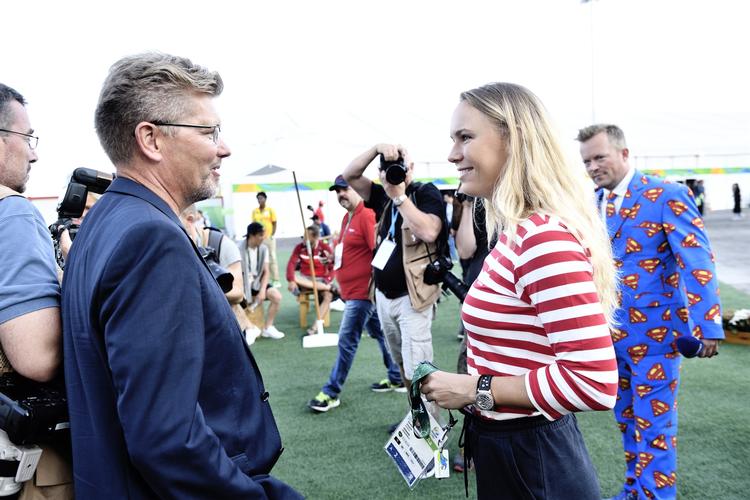 OMBEJLET. Caroline Wozniacki var en populær skikkelse ved OL-pressemødet torsdag eftermiddag i OL-byen i Rio. Her i samtale med Københavns overborgmester Frank Jensen (S). 
