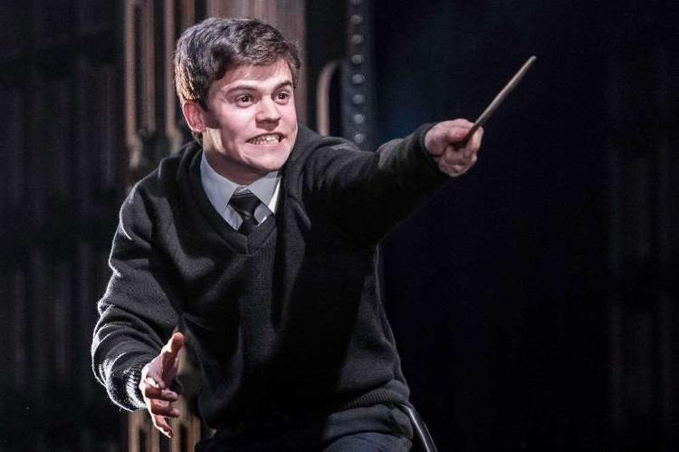 Trylleri. Samuel Clemmett spiller rollen som Harry POtters søn Albus i det roste teaterstykke, der skal spille meget længe i Londons West End. 