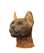 Kattehoved. Foruden en hel mumificeret kat blev dette kattehoved solgt hos Lauritz.com. Det er angiveligt fra Ptolemæerriget fra 323 til 30 før Kristus. 