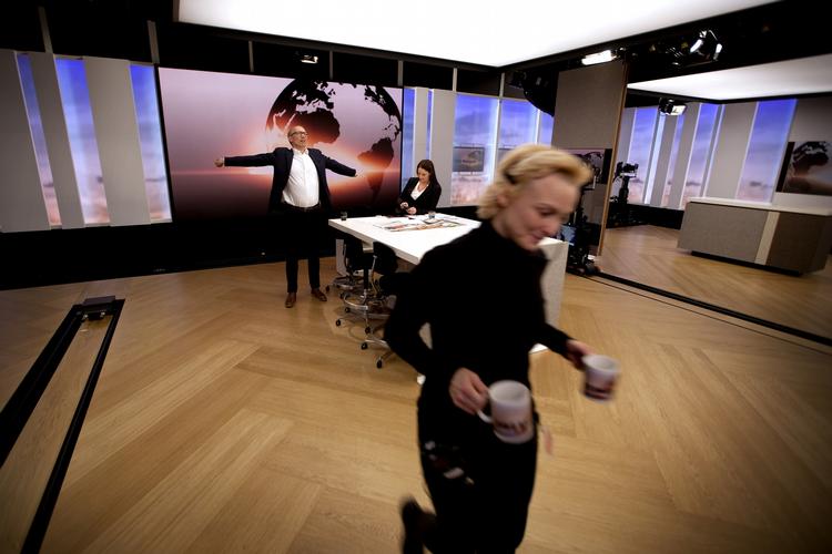 Danmarks Radio skal beskæres med 25 procent, mener Dansk Folkeparti. 
