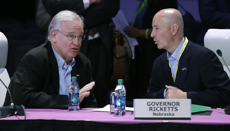 Guvernør Jay Nixon (tv) under en konference med den nationale sammenslutning af guvernører. 