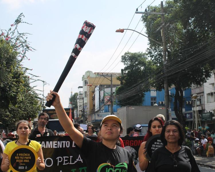 Fakkelkrig. »Skammens fakkel« er malet sort og blodrød og symboliserer volden i Rios fattige forstæder. 