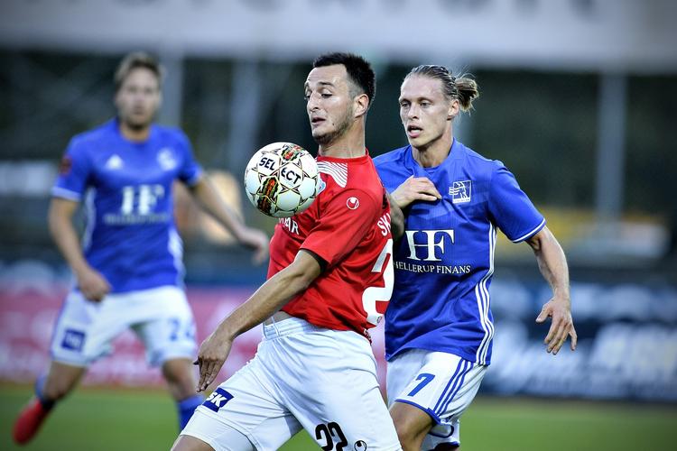 Duel. Davit Skhirtladze, nr. 22, SIF og Jesper Christiansen nr. 7, Lyngby. 