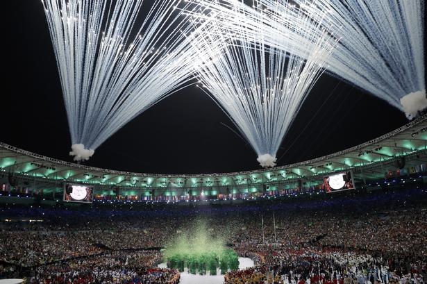 FOTOSERIE. Maracanã-stadion i Rio var ramme om den storstilede åbningsceremoni. Her kan du klikke dig igennem en række billeder fra begivenheden. 