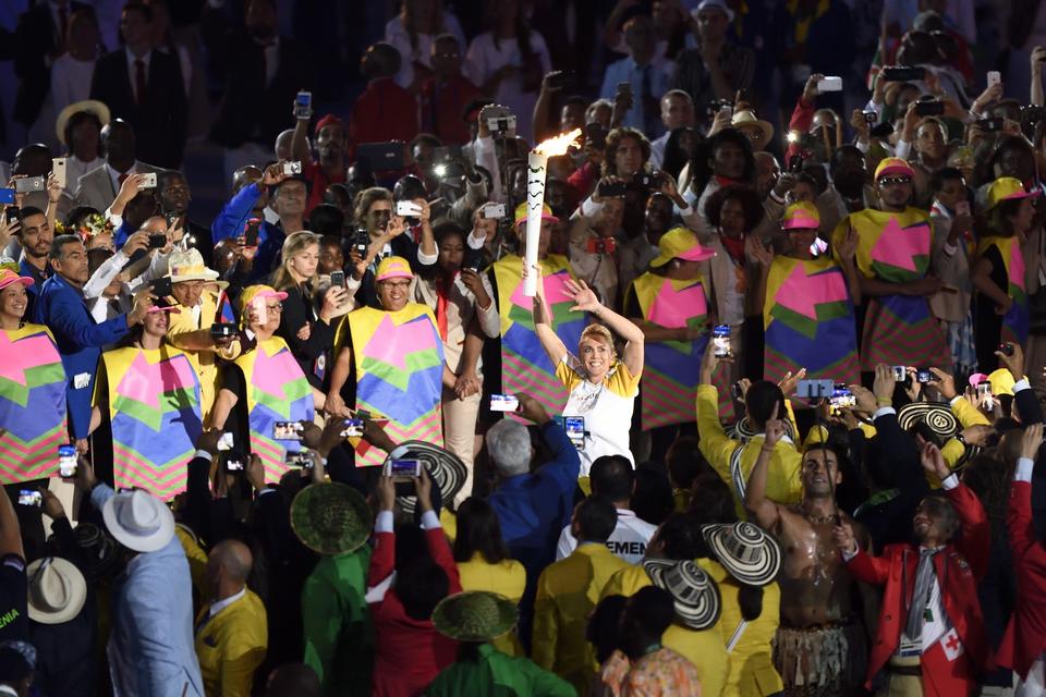 OL. Traditionen tro har den olympiske fakkel skiftet hænder mange gange, før den her bliver løbet ind på stadion. 