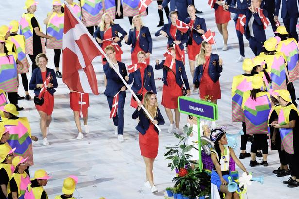 I alt kæmper 120 danske atleter om medaljer ved dette års OL. De skal konkurrere i svømning, badminton, atletik, bordtennis, brydning, cykling, fodbold, golf, håndbold, kajak, roning, dressur, sejlsport, tennis, triatlon og skydning. 