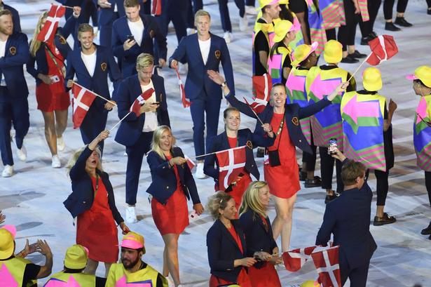 Danmark. De danske atleter kunne ikke lade være med at tage lidt billeder med mobilen under deres indtog. 