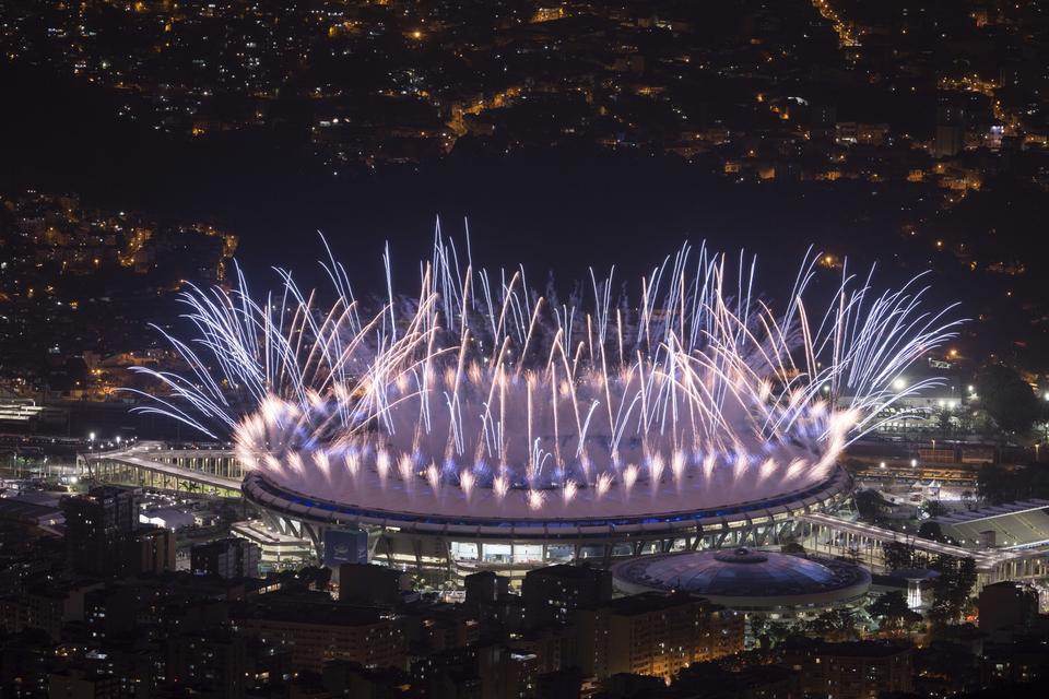 Det var bogstavelig talt et brag af et festfyrværkeri, der skød De Olympiske Lege i gang i Rio. 