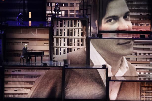 Daniel Jobim optræder til åbningsceremonien. 