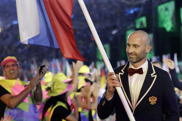 OL. Selvom en stor del af de russiske atleter er udelukket fra dette års OL, på grund af en større dopingsag, ses Sergei Tetiukhin her bære den russiske fane ind. 