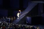 Den 46-årige brasilianske løber Vanderlei De Lima løber op af de sidste trin med den olympiske fakkel på Maracanã Stadion. 