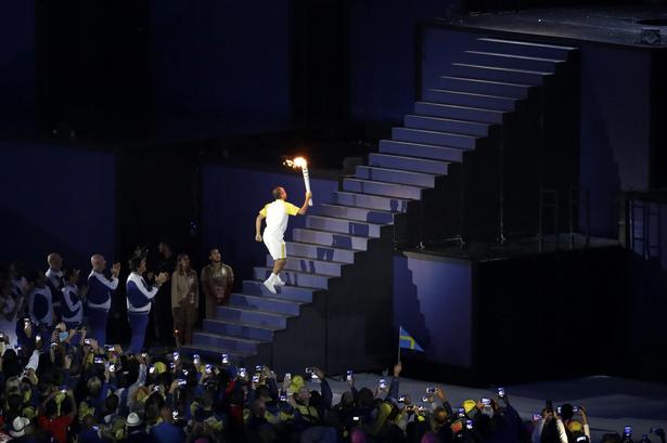 Den 46-årige brasilianske løber Vanderlei De Lima løber op af de sidste trin med den olympiske fakkel på Maracanã Stadion. 