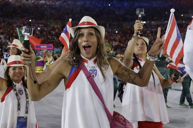 Generelt så man mange mobiltelefoner blandt atleterne. Team Puerto Rico var ingen undtagelse med deres selfiestænger. 
