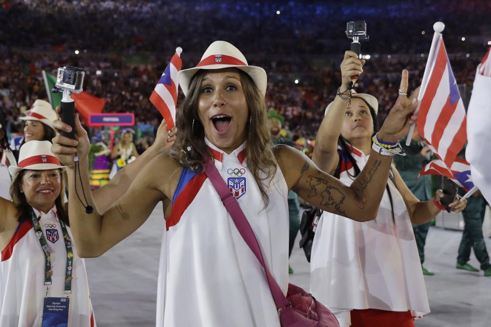 Generelt så man mange mobiltelefoner blandt atleterne. Team Puerto Rico var ingen undtagelse med deres selfiestænger. 