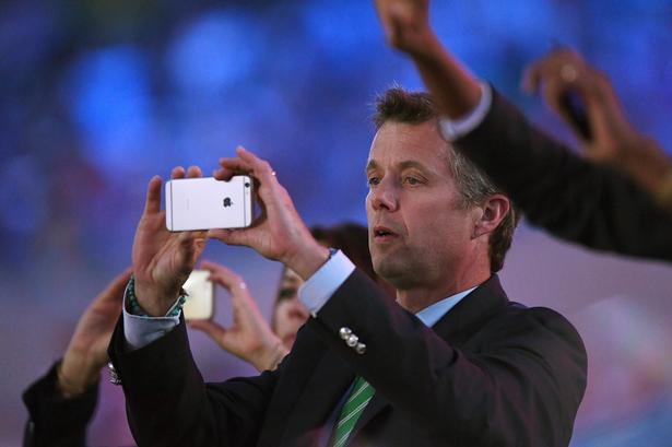 Kongehuset. Som en del af Den Internationale Olympiske Komité var Kronprins Frederik selvsagt med til åbningsceremonien. 